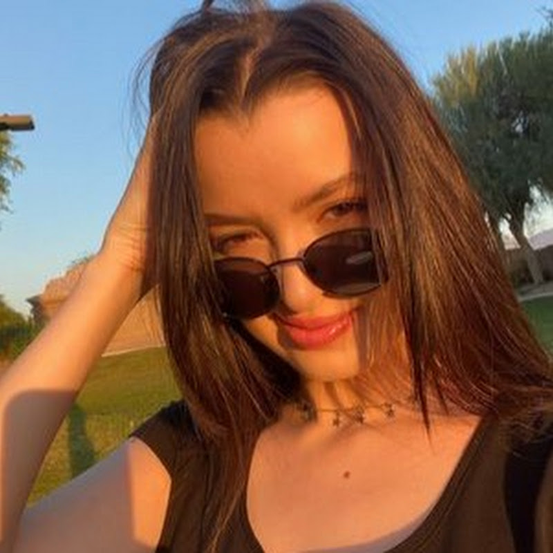 ur internet mom ash Logo