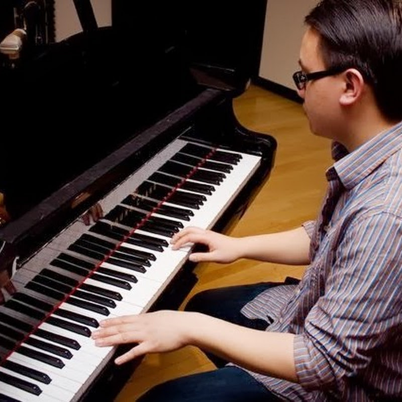AndrewPlaysPiano