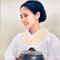 Логотип каналу Kimono Mom