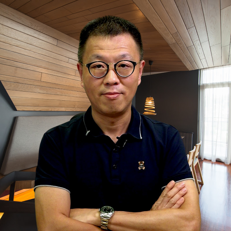 龍震天頻道 Logo