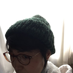 手で芸をするこみぃ