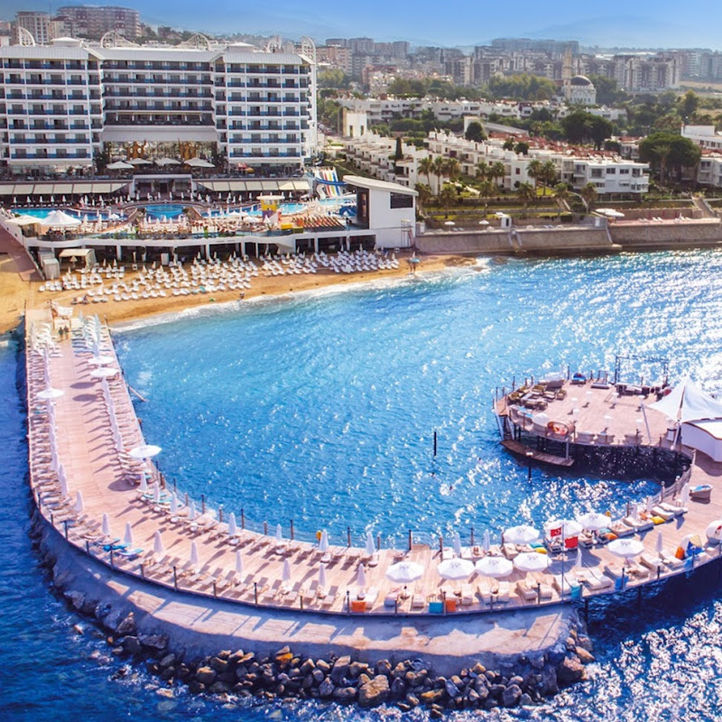 Azura Deluxe Resort