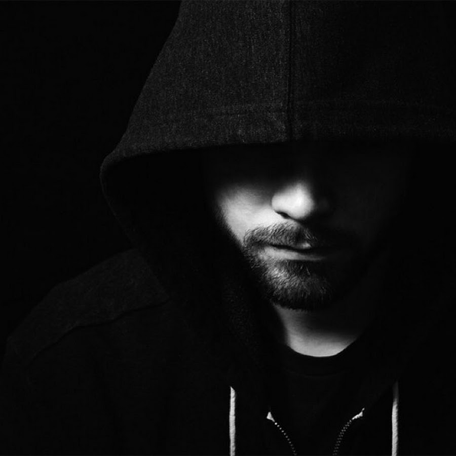 Одинокий парень. Мужчина на природе. Мужской портрет на закате. The best picture for profile. Мужское лицо в тени.