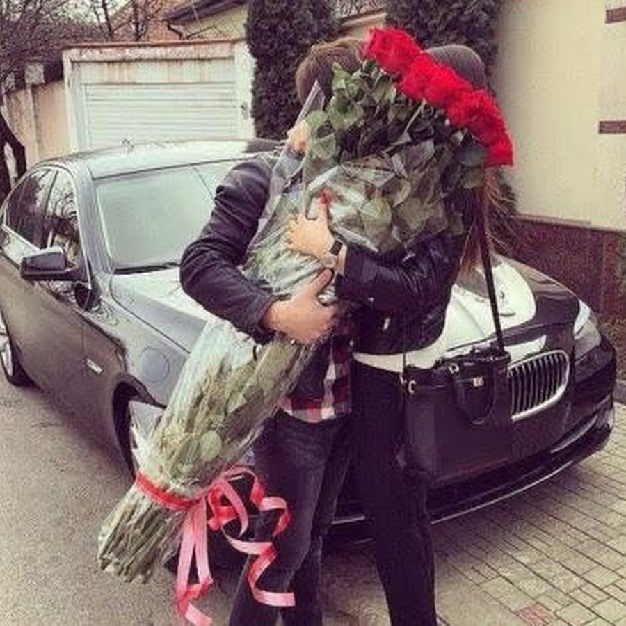 Парень с цветами на машине