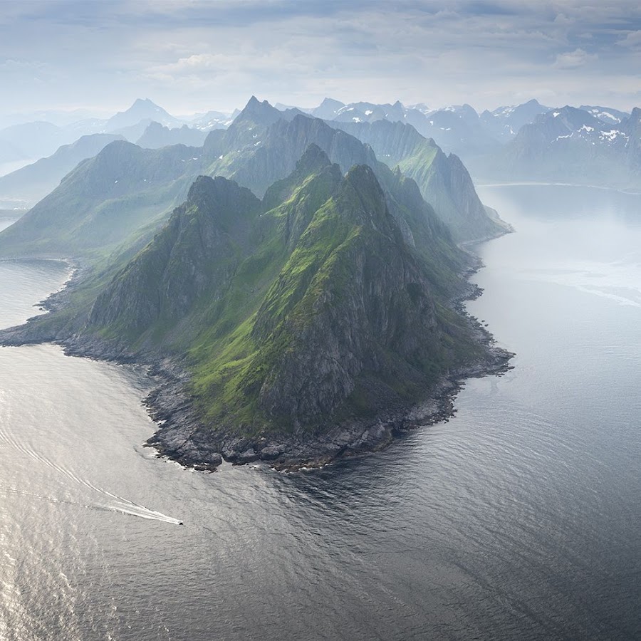 Остров суровой. Сенья Норвегия. Море фьорды. Исландия пейзажи. Исландский панорамный пейзаж.