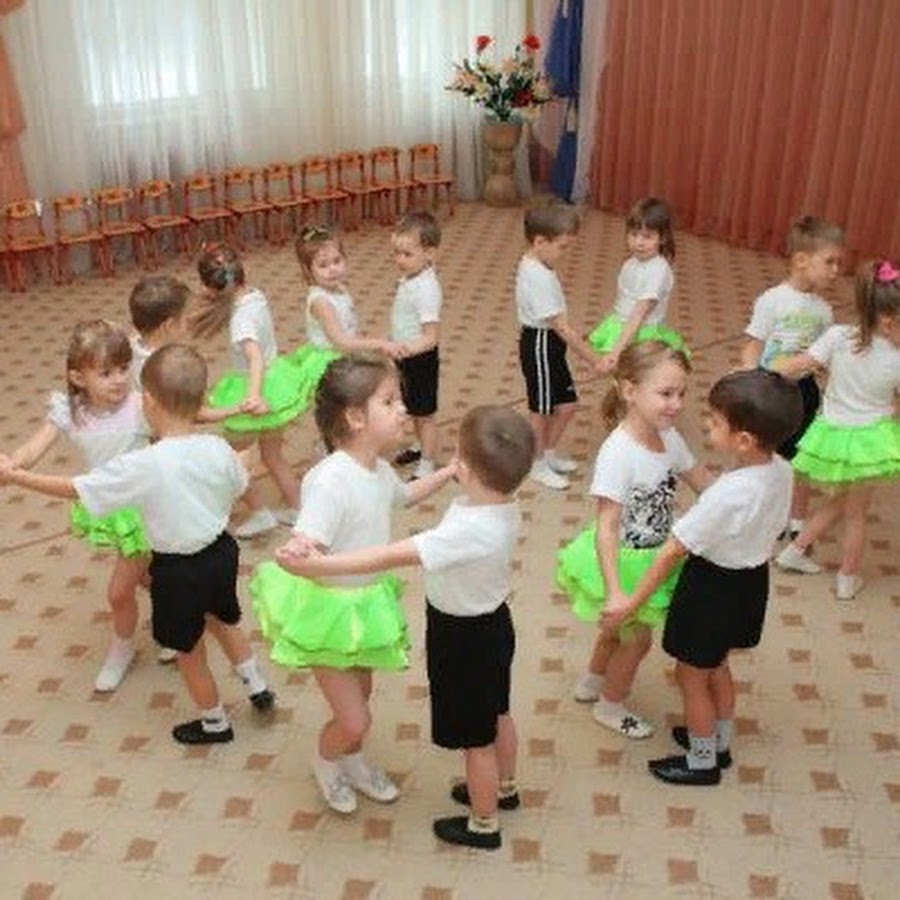 Танец игра младшая группа. Музыкальное занятие в садике. Танцы в садике. Музыкальное занятие в ДОУ. Малыши на танцах в детском саду.
