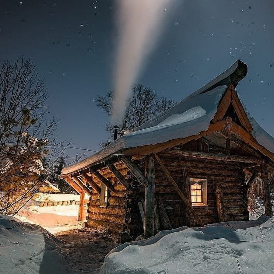 Избушка в зимнем лесу