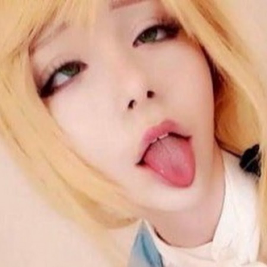 Как называется высунутый язык и закатанные глаза. Девушка высунула язык и закатила глаза. Ариэль ахегао. Ахегао face глаза. Девушка с высунутым языком и закатанными глазами.