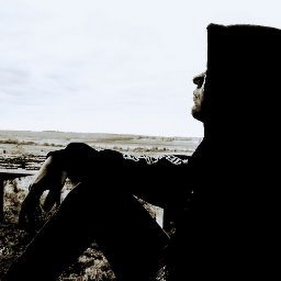 в темноте за компьютером. игры эстетические на пк. комната геймера с подсветкой. геймерская комната с подсветкой. геймерские комнаты.