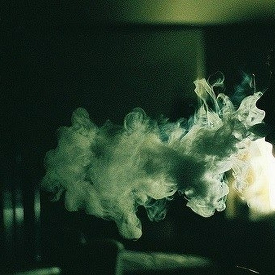 Песня комната в дыму. Мужчина с сигаретой у окна. Девушка курит у окна. Дым в потолок. Комната в дыму.