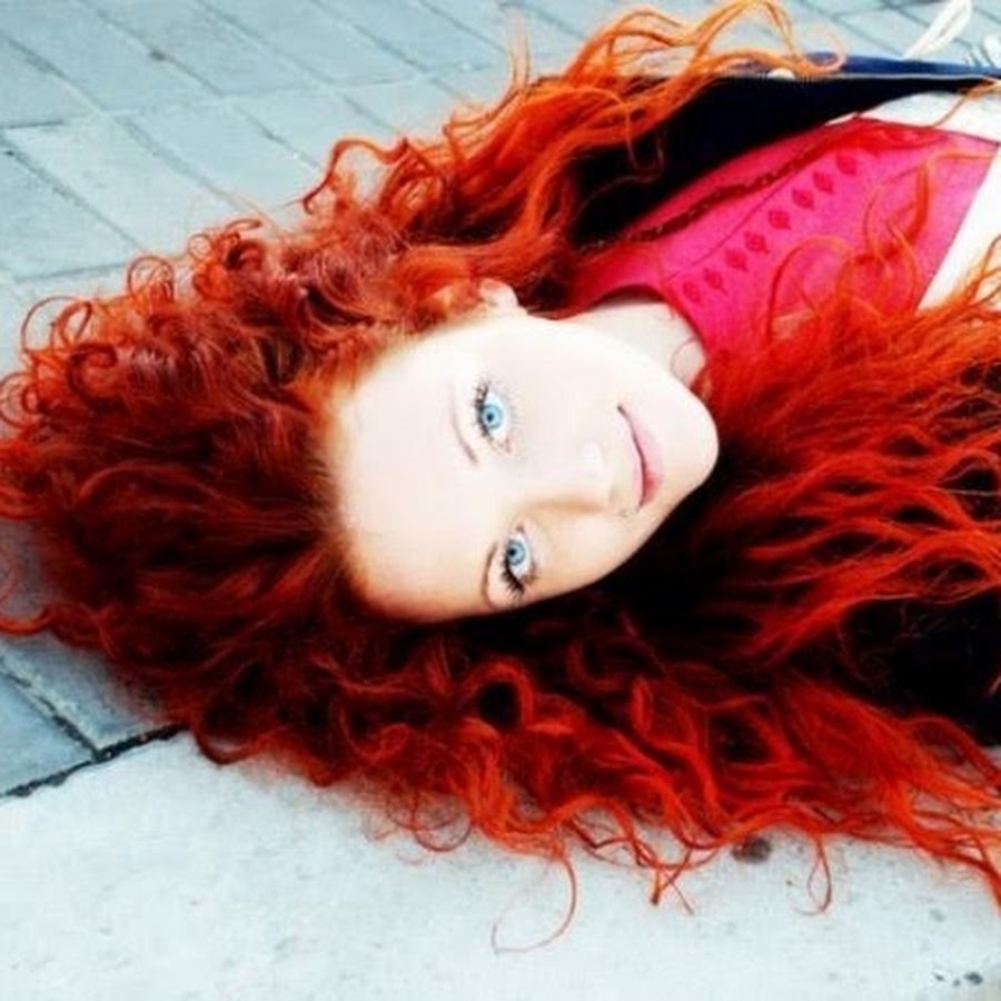 Маленького роста пламенно рыжий с клыком. Девушка с огненно рыжими волосами. Огненно рыжий цвет волос. Рыжие кудрявые волосы. Огненно рыжая девушка.