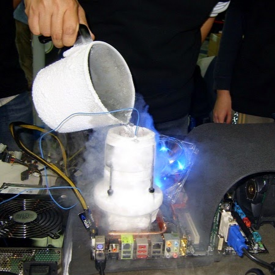 В технике для охлаждения сильно нагревающихся. Охлаждение процессора жидким азотом. Азотное охлаждение для ПК. Охлаждение ПК азотом. Охлаждение видеокарты жидким азотом.