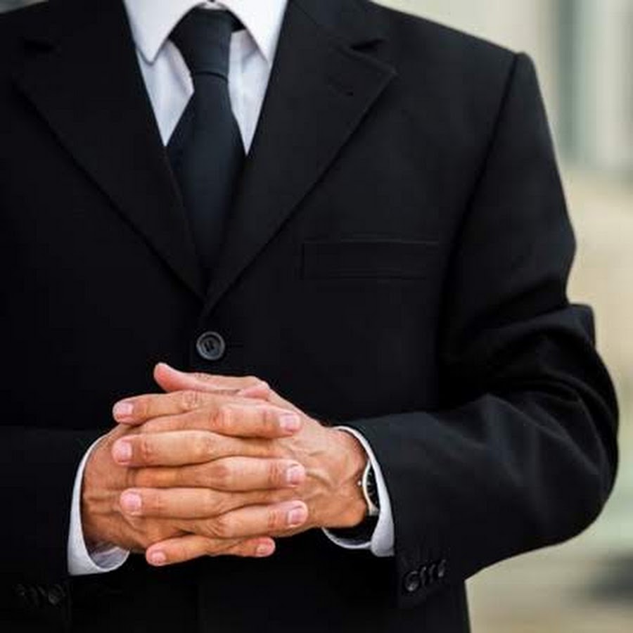 руки сложенные на коленях. руки в замок перед собой. женская рука в мужской руке. человек сложил руки перед собой. руки в замке мужчина.