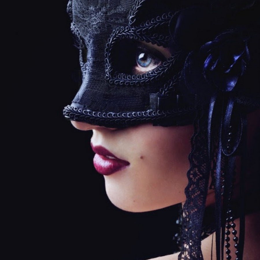 Девушка в маске они. Девушка в маске. Левушка в черноц масее. Дама в маске. Красивая девушка в маске.