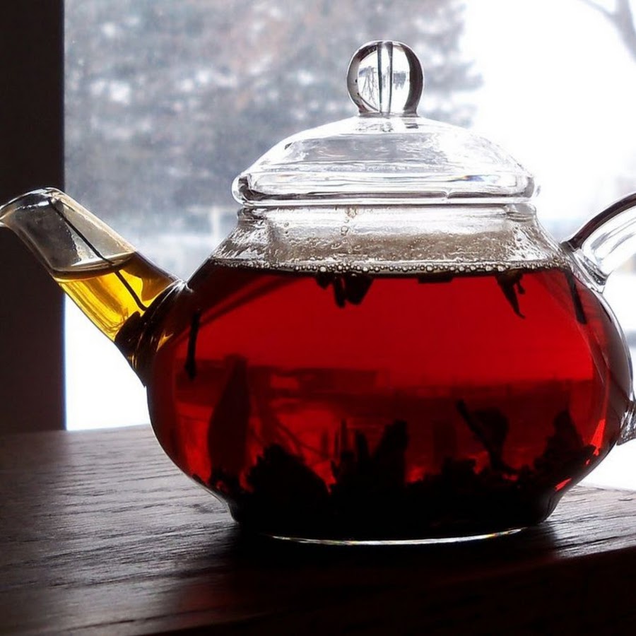 чай в кружке. заваривание черного чая. заваривание черного чая. чай черный. чай.