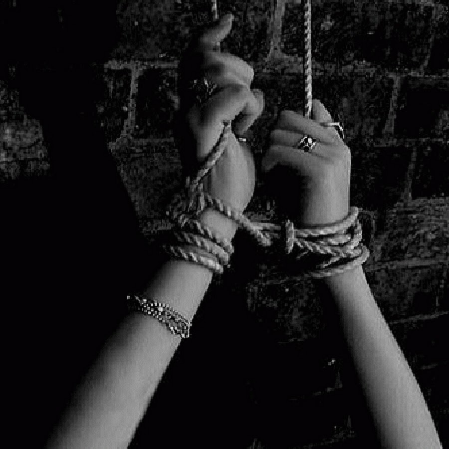 Страстные объятия. Покорная девушка. Доминирование мужчины. Связанные руки девушки. Связанные руки девушки.