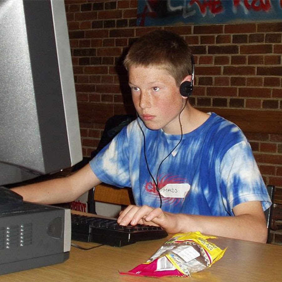 Как выглядит геймер. Геймеры. Accel игрок дота 2. Толстый геймер. Тандер предатор дота 2.