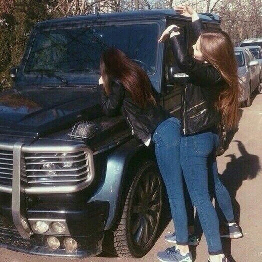 Девушка на крыше Гелендвагена