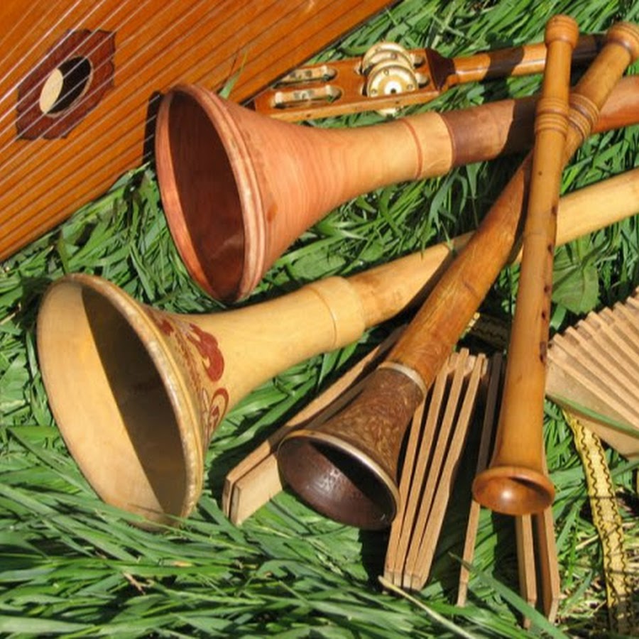 рожечник на чем играет. владимирские рожечники ансамбль. играющий на рожке. владимирский рожок духовой музыкальный инструмент. пастуший рожок музыкальный инструмент.