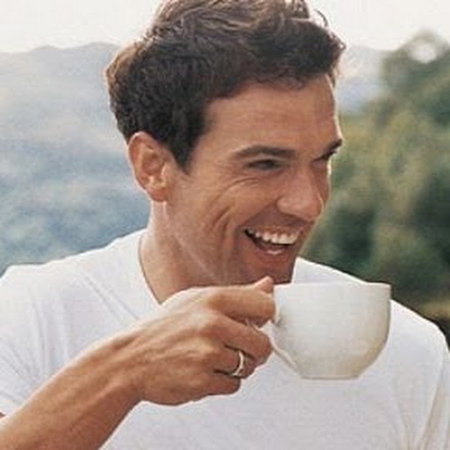 He drinks coffee. пить кофе. человек с кружкой. He drinks coffee. парень с кофе.