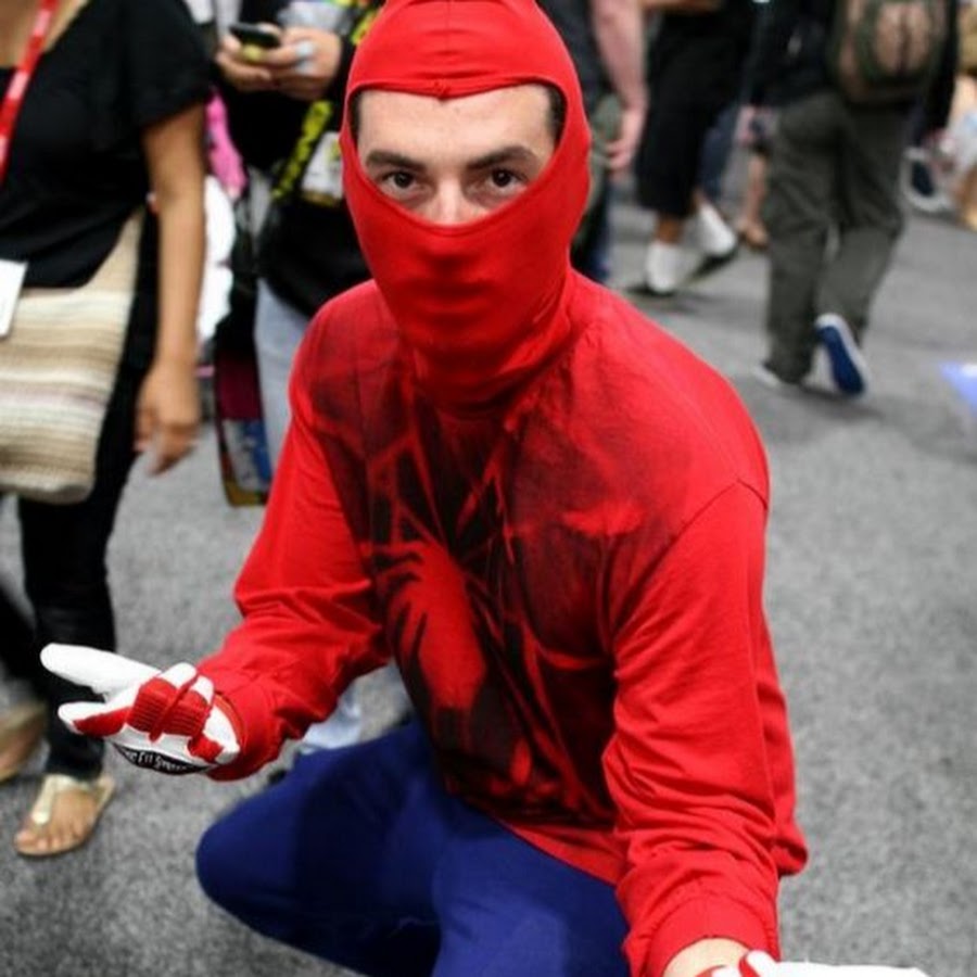 Карлик человек паук. Порванный костюм человека паука. Человек в маске. Человек паук в рваной маске. Человек паук побитый костюм.