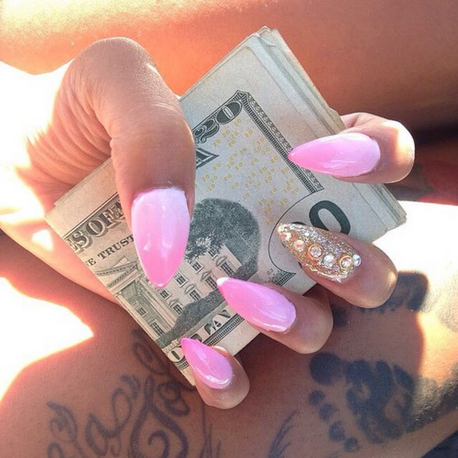 Денежные ногти на апрель 2024. Ногти с деньгами. Денежный дизайн ногтей. Дизайн ногтей с долларами. Маникюр доллар на ногте.