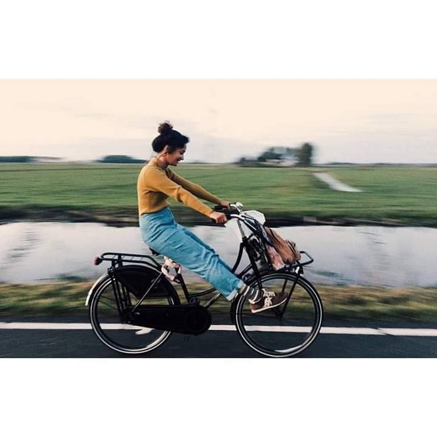 My bicycle at the moment. Велосипед эстетика. Велосипедист скоростной. My bicycle at the moment. На велосипеде назад.