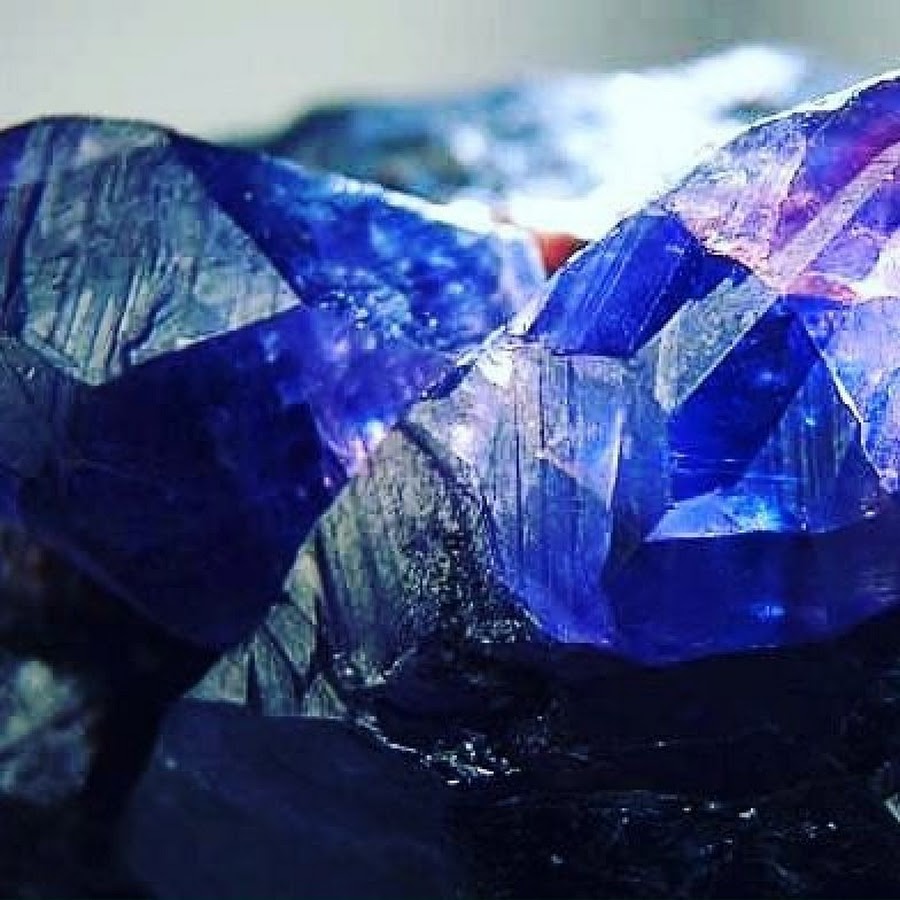 Сапфир дикий. Сапфир камень кристалл. Голубой драгоценный камень сапфир. Сапфир неограненный. Азурит кристалл.