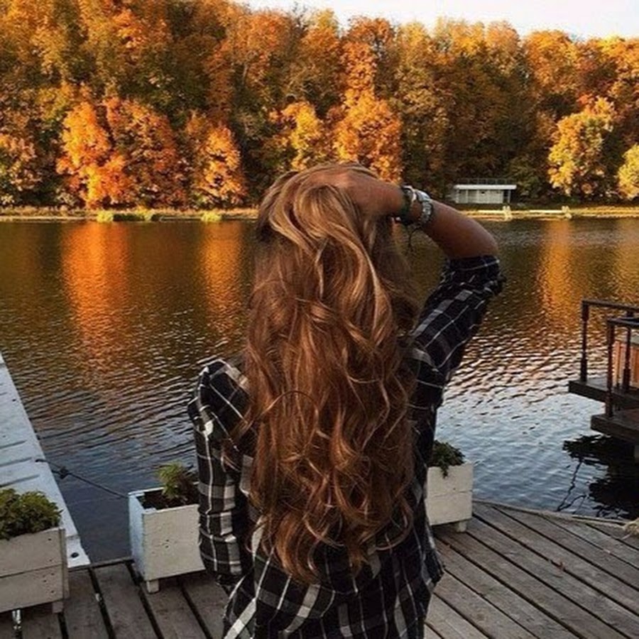 Девушка с русыми волосами осень