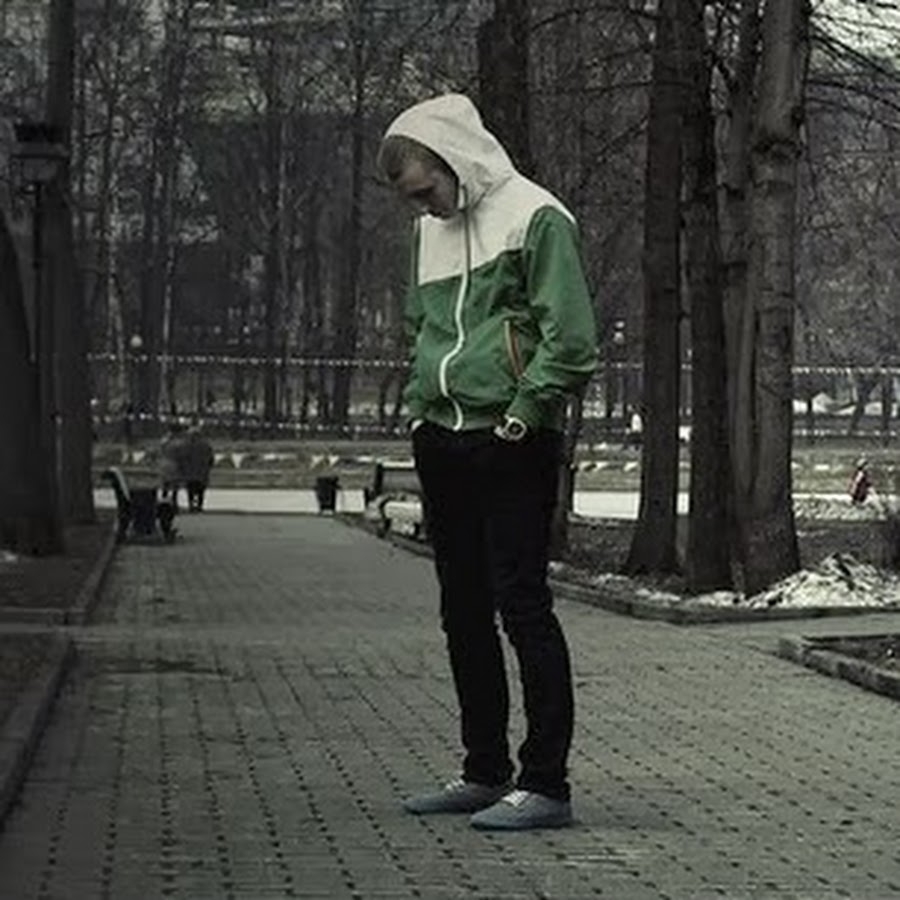 Человек бредет по улице