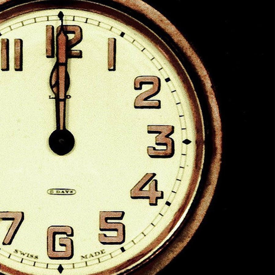 Циферблат против часовой стрелки. Часы настенные полночь. Настенные античасы "обратный ход". Часы на 16 часов на циферблате. Часы настенные со стрелками.