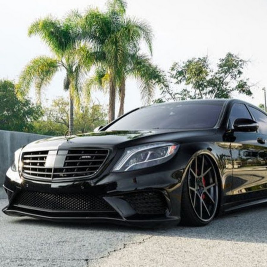 Чёрный Мерседес s63 AMG дрифт