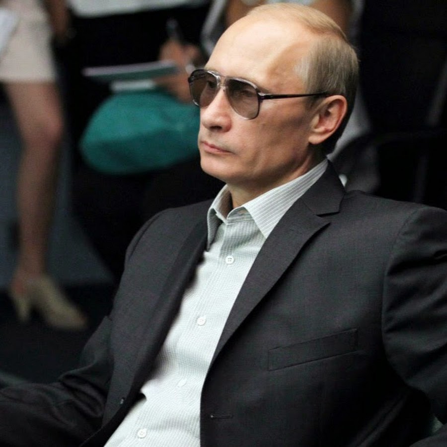 Владимир Путин в малиновом пиджаке