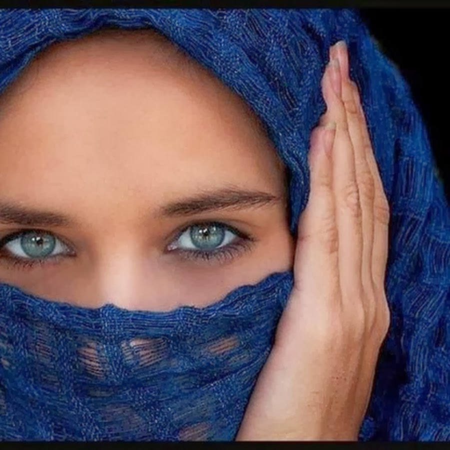 В парандже девушка с голубыми глазами