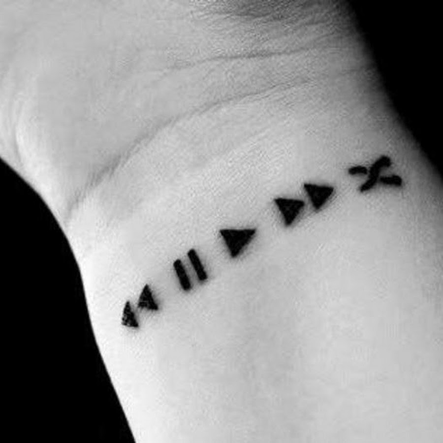 Рисунки на руке черной ручкой надписи