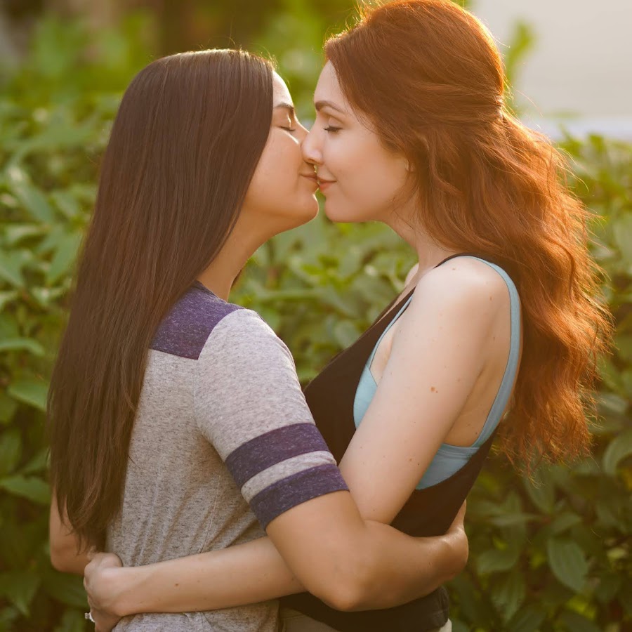 Lez kis - Lesbian Kissing (Video 2017) .