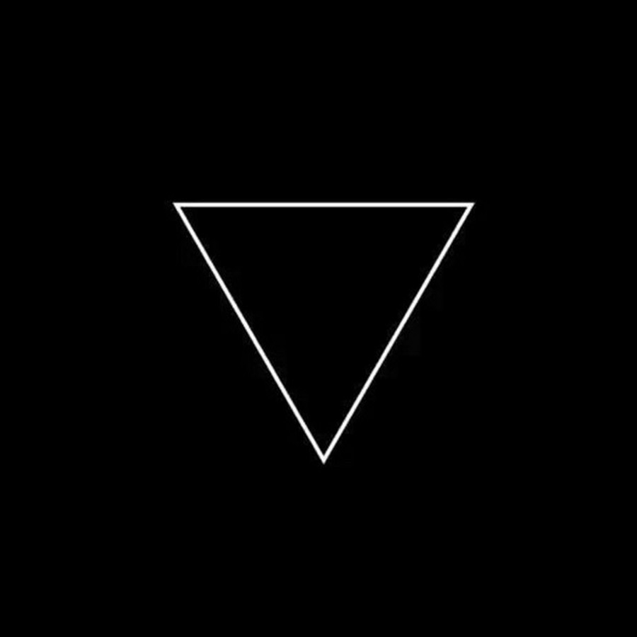 Треугольник на черном фоне