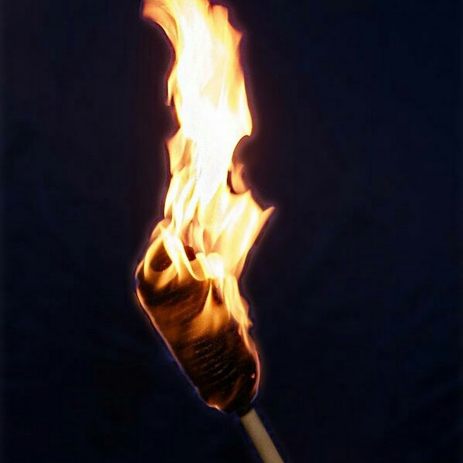 Факела горят в руках мод. Горящий факел. Древний факел. Факел для освещения в древности. Средневековый факел.