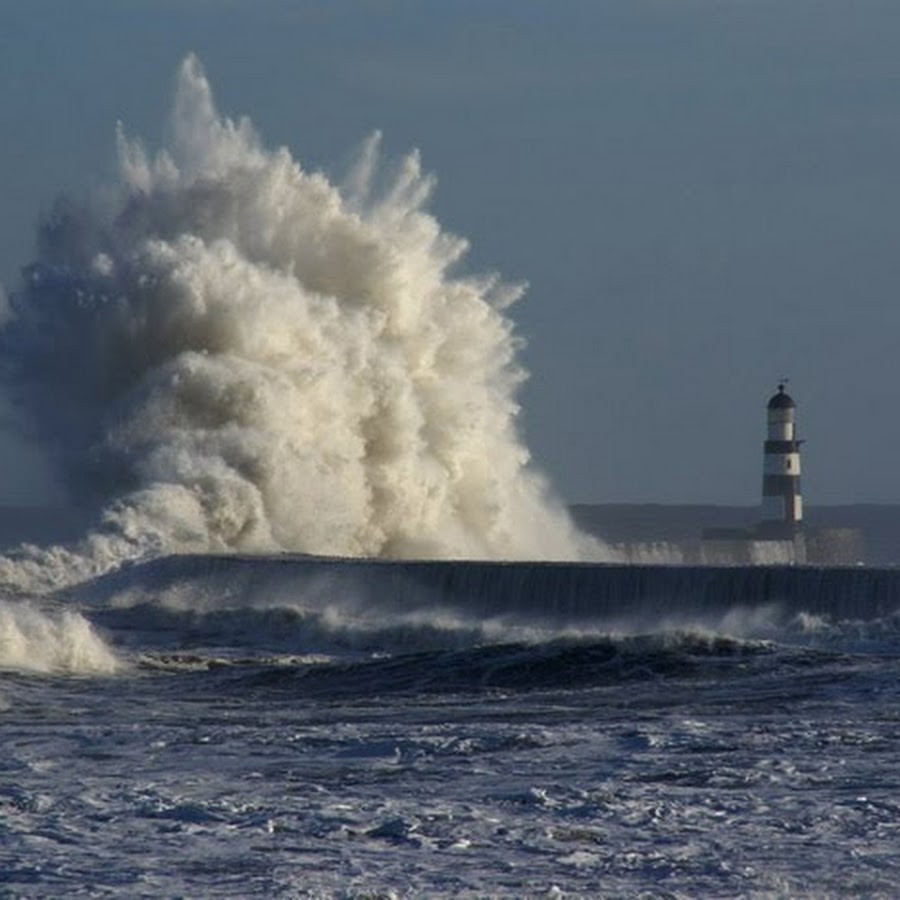 Шторм перенесший. Северное море Маяк шторм. Сильное волнение моря. Сильный шторм. Северное море волны.