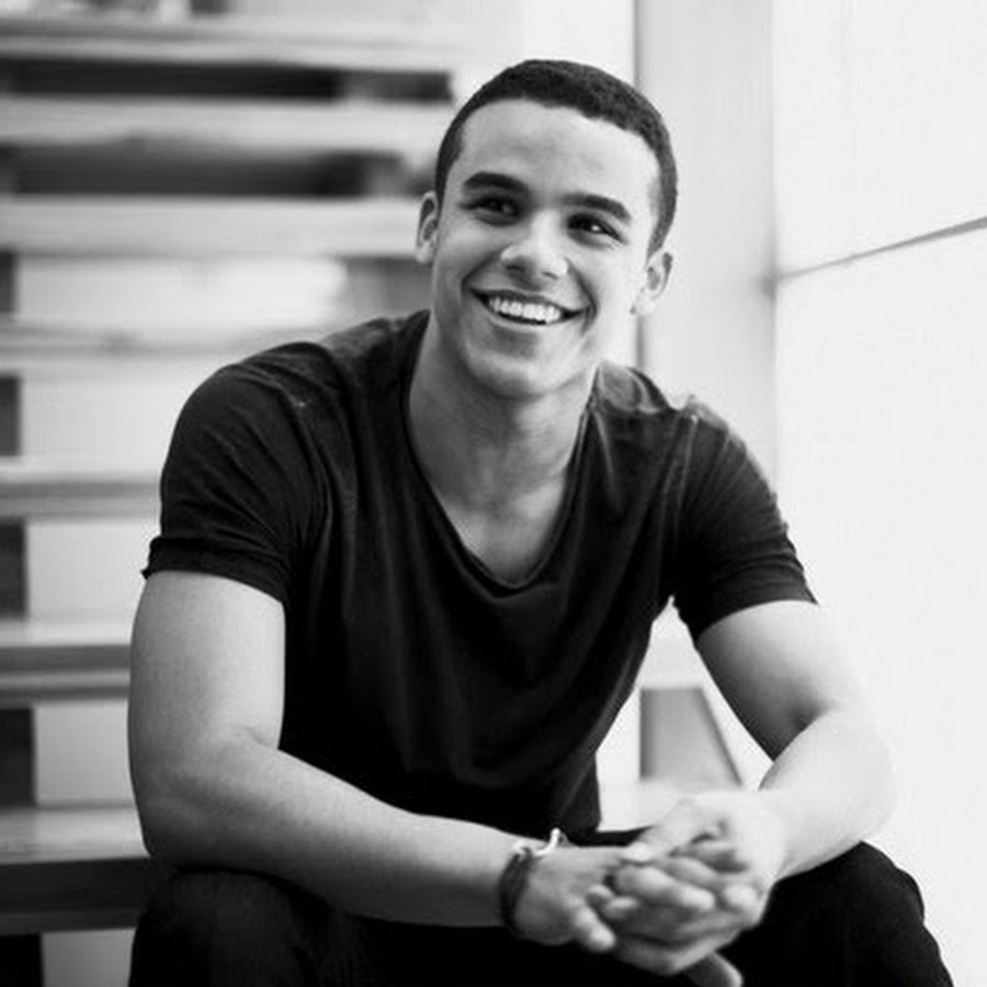 рохит мехра. голосовые парни красивые. тео джеймс молодой дивергент. парень поет в микрофон. голосовые парни красивые.