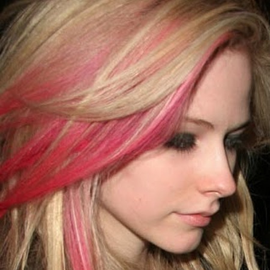 Разноцветные пряди. Разноцветные пряди. А4 прядки. Аврил лавин с цветными волосами. Окрашивание с цветными прядями.