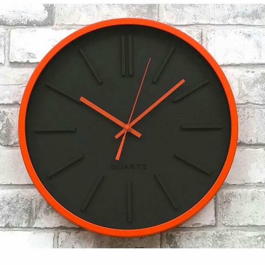 Часы 35 см. Часы настенные, оранжевые. Настенные часы оранжевого цвета. Часы черные с оранжевым настенные. Оранжевые часы на стену.