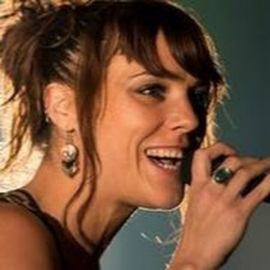 Певица французская с хриплым голосом на улице. Zaz. Заз французская певица фото 2022. Певица французская с хриплым голосом на улице. Zaz певица концерт.