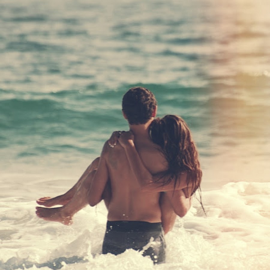 Обнимаются на пляже