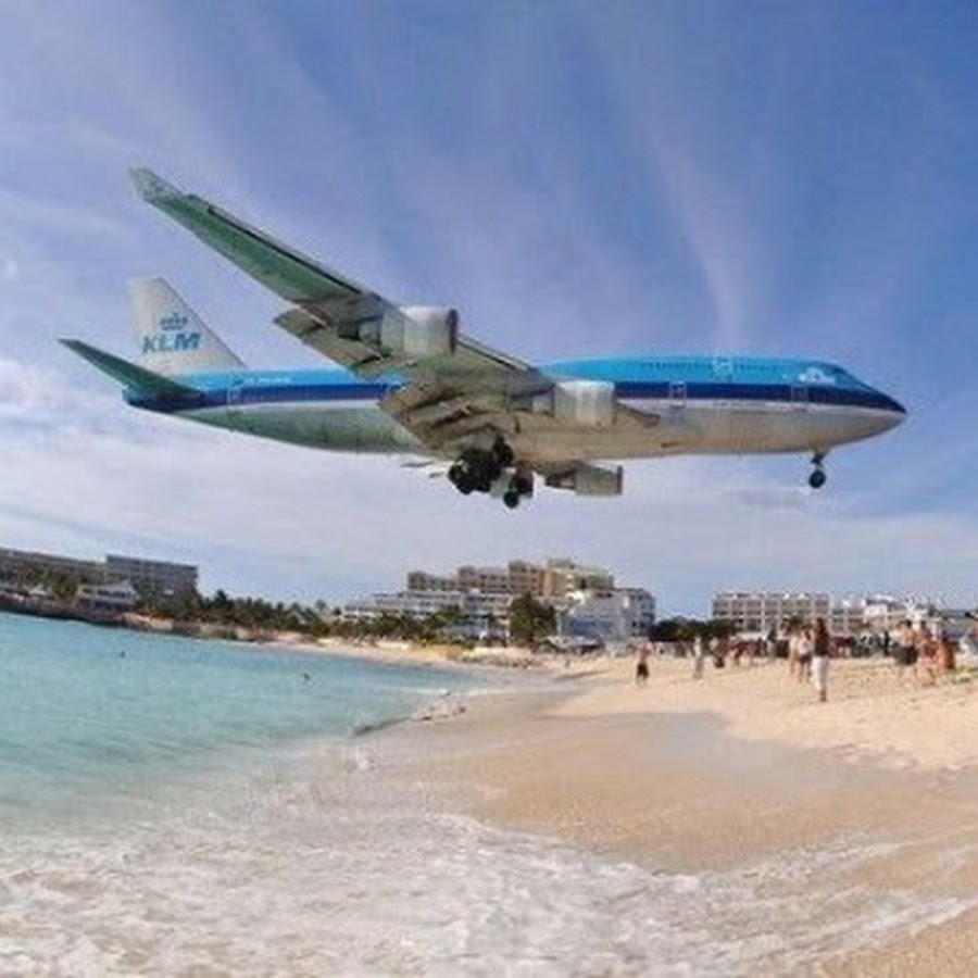Фото самолет над пляжем