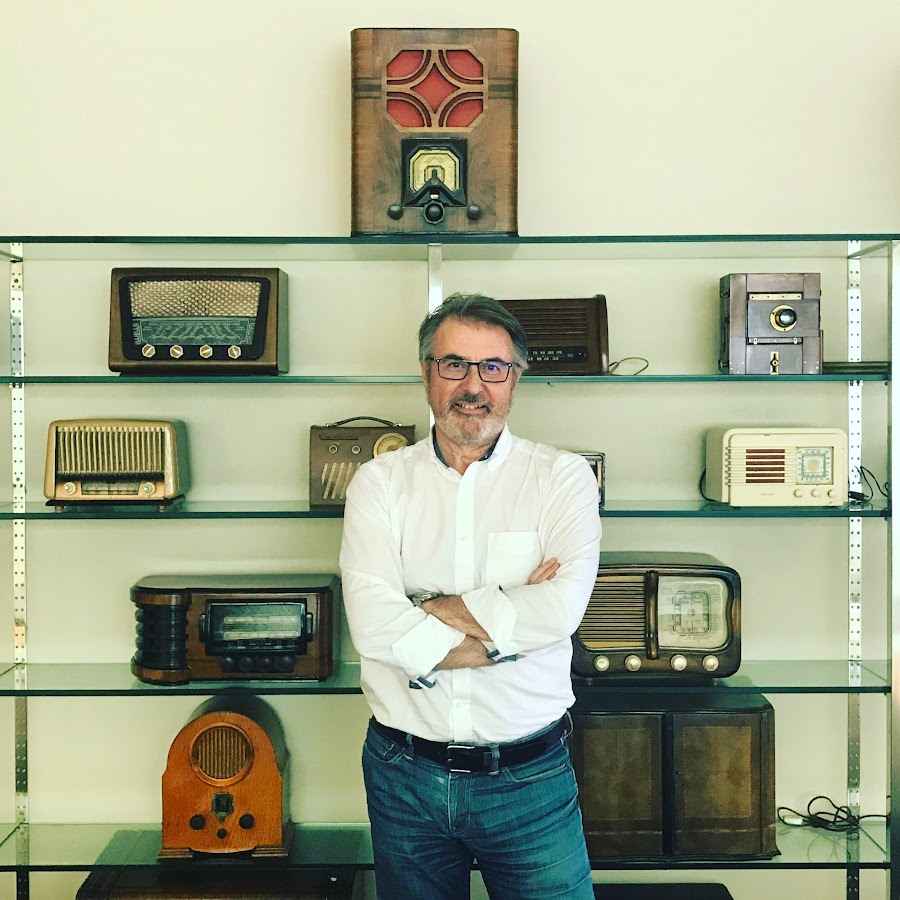 Isidoro Valerio presentador de músicas de ferrolterra en radio voz ferrol