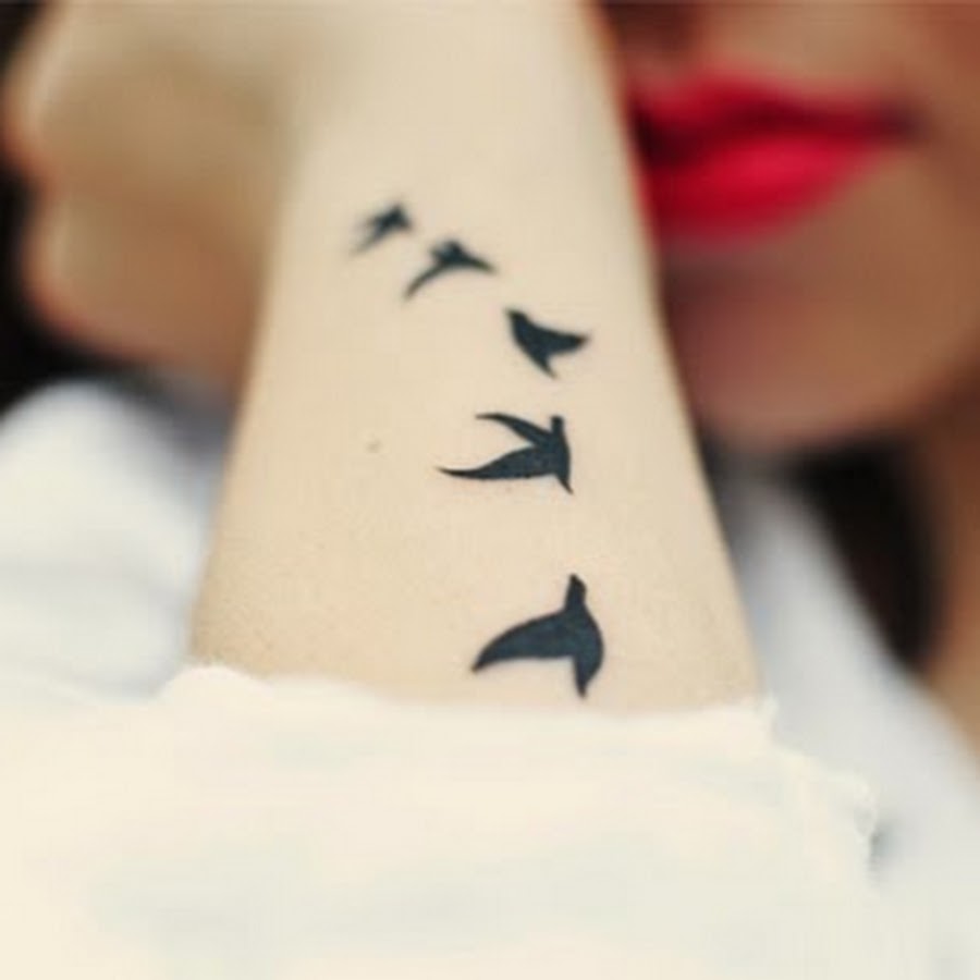 Девушка с птицей на руке