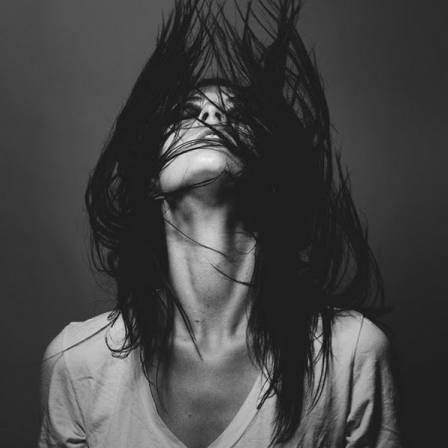 Грустная красивая девушка. Брюнетка кричит. Меган фокс смеется. Девушка взгляд в даль. Девушка с темными волосами.