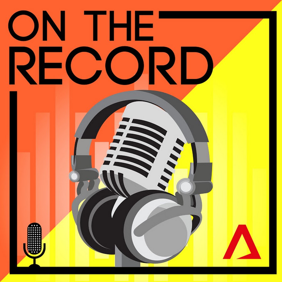 Listen to the record. Listen to the record. человек с виниловым проигрывателем. девушка с пластинкой. граммофон для виниловых пластинок.