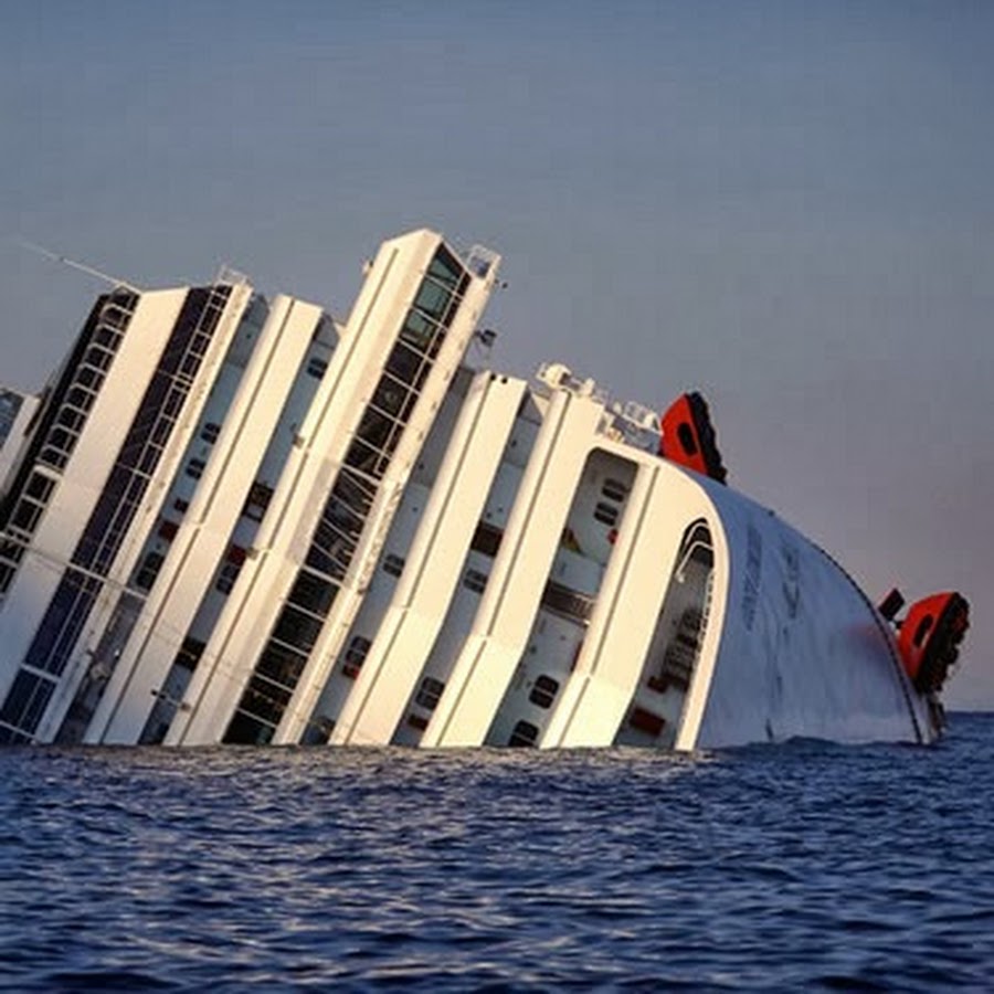 В море тонут корабли